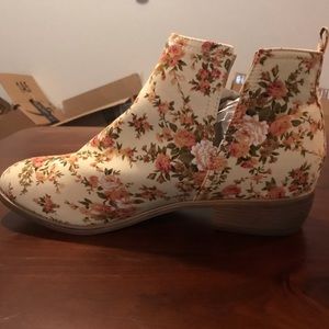NWT floral boots!